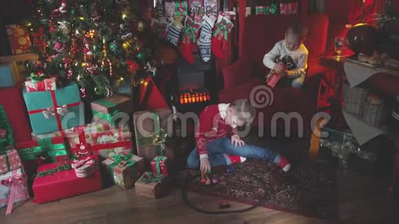 两个男孩的圣诞礼物壁炉礼物用圣诞袜视频的预览图