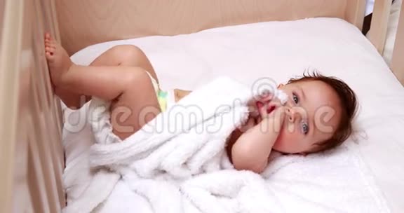 婴儿尿布躺在婴儿床上视频的预览图
