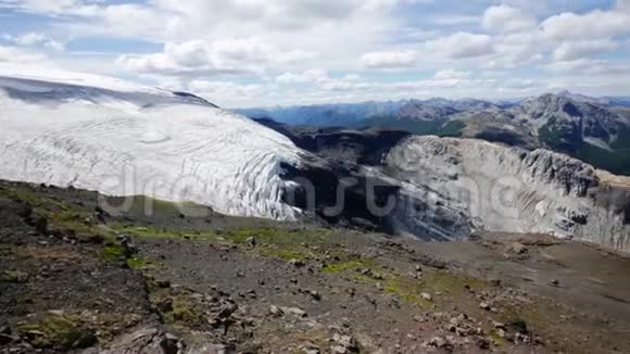 在安第斯山脉南部的特隆纳多火山埃尔塞和卡斯塔诺奥瓦冰川上壮观的景色视频的预览图