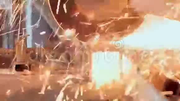 带火花的金属磨床视频的预览图