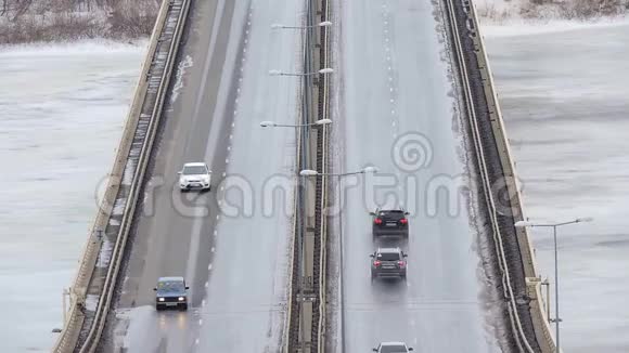 冬天在雪道上开车桥上交通公路视频的预览图