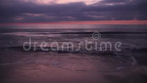 西班牙阿利坎特Calpe秋日沙滩上的海浪翻滚视频的预览图