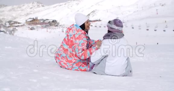 两个年轻女子在雪地里嬉戏视频的预览图