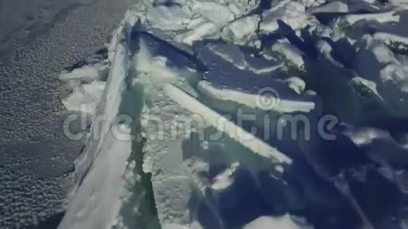 空中贝加尔湖上的冰腐殖质视频的预览图