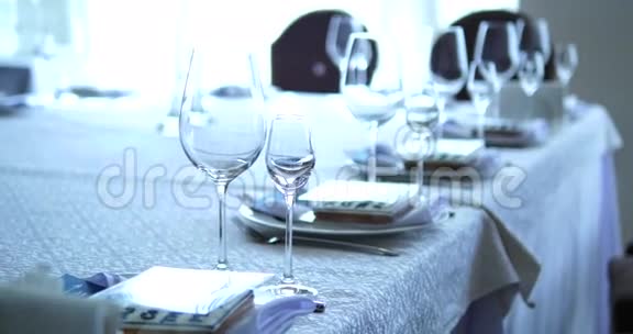 装饰好的桌子准备晚餐装饰精美的桌子配有鲜花蜡烛盘子和服务视频的预览图