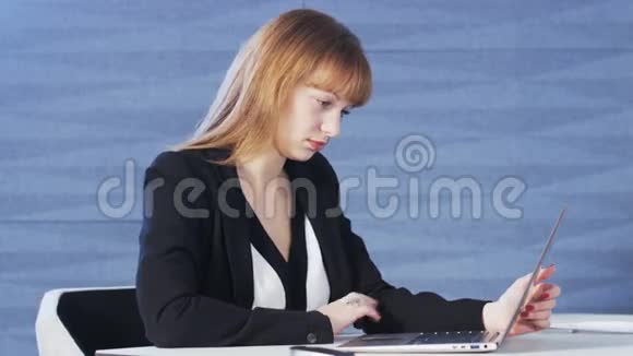 漂亮的年轻女人在工作中打哈欠视频的预览图