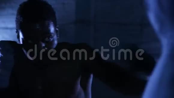 非裔美国人拳击运动员在健身房的影子拳击视频的预览图
