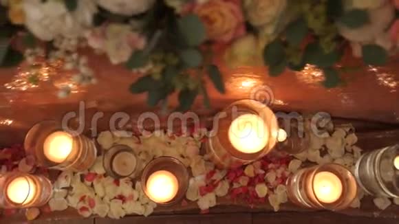 豪华时尚婚礼装饰婚礼婚礼餐桌餐厅蜡烛眼镜眩光彩色特写视频的预览图