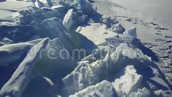 空中贝加尔湖上的冰腐殖质视频的预览图