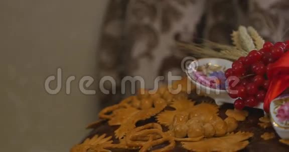 在桌子上收获有活力的浆果深色木桌上的新鲜浆果视频的预览图