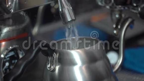 热水从咖啡机倒入茶壶中视频的预览图