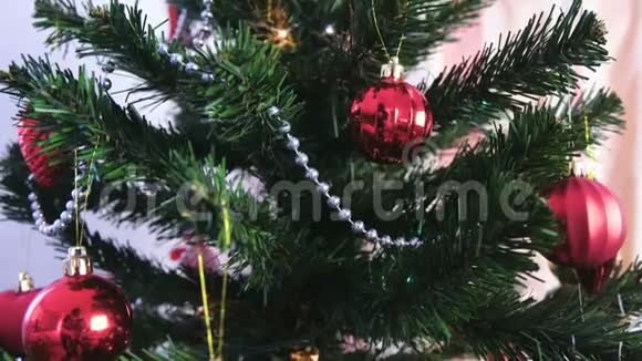 圣诞树上有红色闪亮的球圣诞树上有灯光的圣诞花环视频的预览图