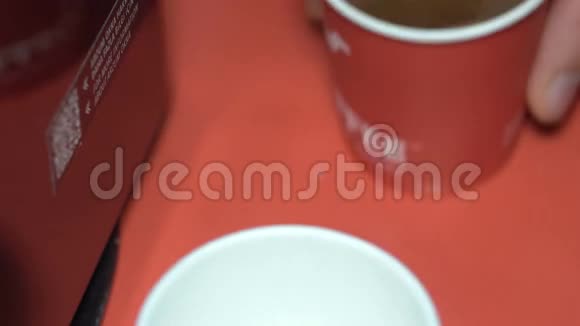 纸咖啡杯放在咖啡机附近的桌子上视频的预览图