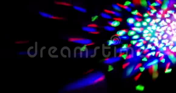 闪烁闪亮的多色舞台灯光循环运动娱乐迪斯科舞聚光灯投影机在黑暗中五颜六色视频的预览图