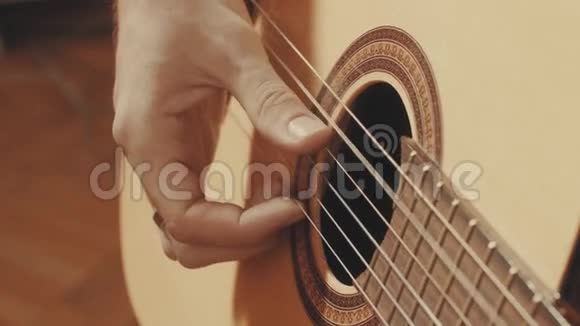 吉他手慢慢地拨动吉他的琴弦视频的预览图
