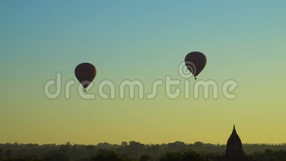 日出时在缅甸巴根飞行的热气球视频的预览图
