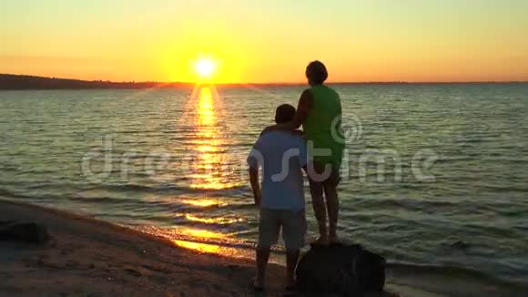 带着沙滩看日出的男人和女人视频的预览图