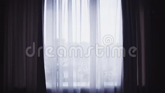 女人缓慢地在客厅拉开窗帘视频的预览图
