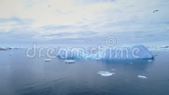 冰山漂浮在清澈的海水中海景尽收眼底视频的预览图