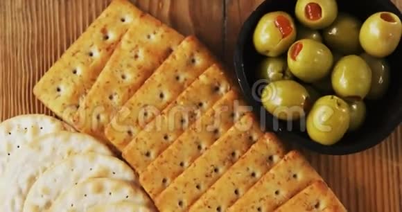 一碗绿色橄榄香料脆饼干果酱迷迭香草奶酪和核桃视频的预览图