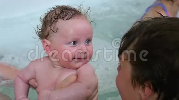 母亲和婴儿在按摩浴缸视频的预览图