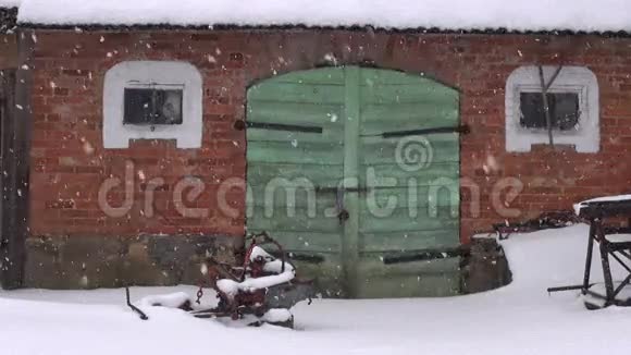 红墙和冬雪的老农场绿门视频的预览图