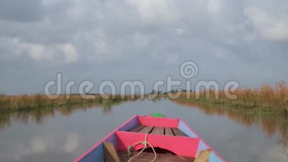 骑木制长尾船泰国塔勒诺伊水禽保护区湖前景POV视频的预览图