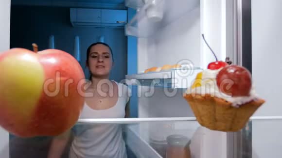 从厨房冰箱里取出新鲜苹果的4k镜头视频的预览图