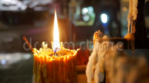 在一个佛寺烧蜡烛HD慢速运动泰国范恩加视频的预览图