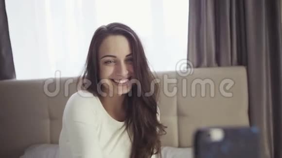 年轻的女性在她20多岁的时候为自拍而微笑慢镜头视频的预览图