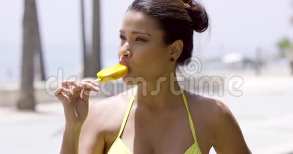 穿着泳衣吃芒果冰的女人视频的预览图