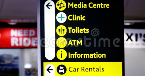 机场航站楼的指示标志视频的预览图