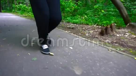 少女夏天在公园里跑慢动作视频的预览图