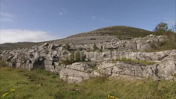 仍然拍摄着一片岩石般的爱尔兰风景视频的预览图