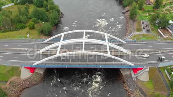 拱桥与汽车横渡河的空中视频视频的预览图