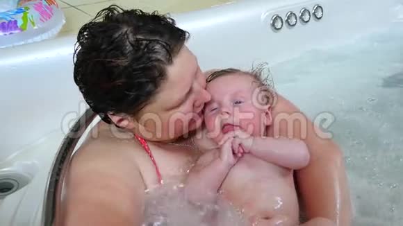 母亲和婴儿在按摩浴缸视频的预览图