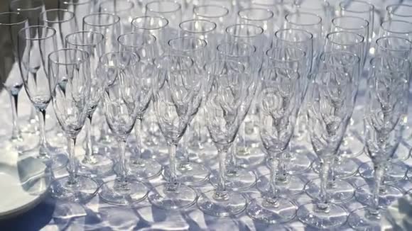 在一张桌子上排着一排排的香槟酒等待着婚宴的客人视频的预览图