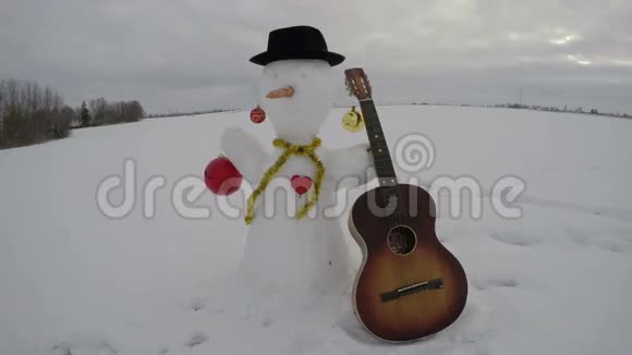 在雾蒙蒙的早晨带着复古吉他的雪人时间流逝4K视频的预览图