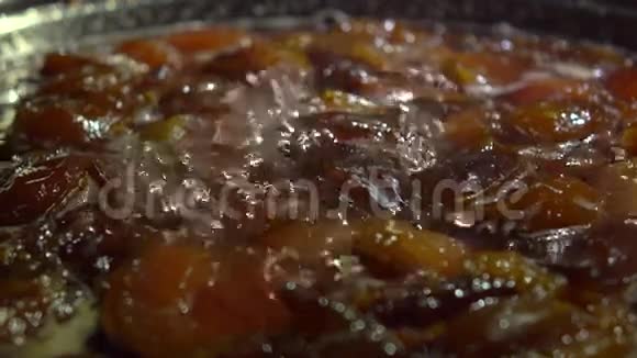 在大锅里煮自制果酱4K视频视频的预览图