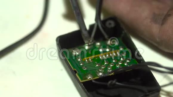 人的电线焊接到芯片宏上视频的预览图