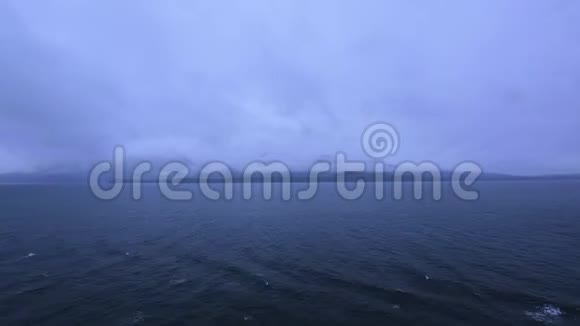 帆船美国阿拉斯加大海清晨宁静而寒冷视频的预览图