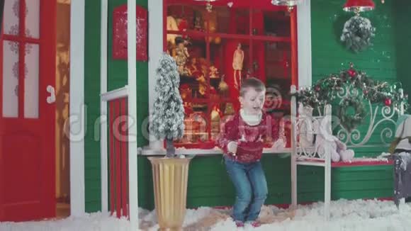 穿着圣诞毛衣的可爱宝宝新年快乐冬天快乐视频的预览图