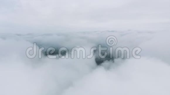 美丽的鸟瞰多云的风景和湖中的一个岛屿视频的预览图