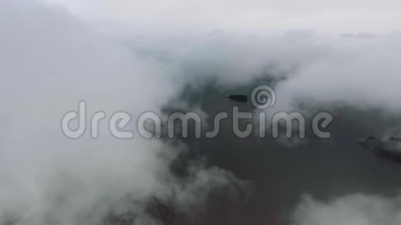 美丽的鸟瞰多云的风景和湖中的一个岛屿视频的预览图