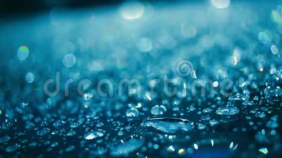 雨后水滴在玻璃上蓝色玻璃上的水滴视频的预览图
