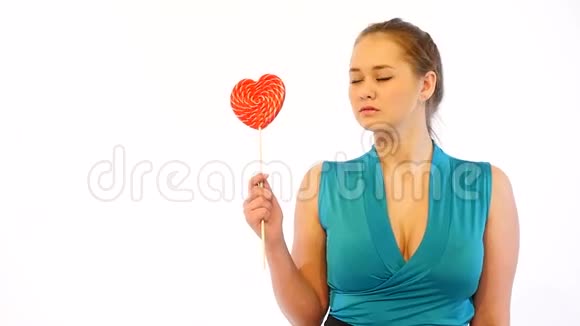 女孩舔心塑造糖果视频的预览图