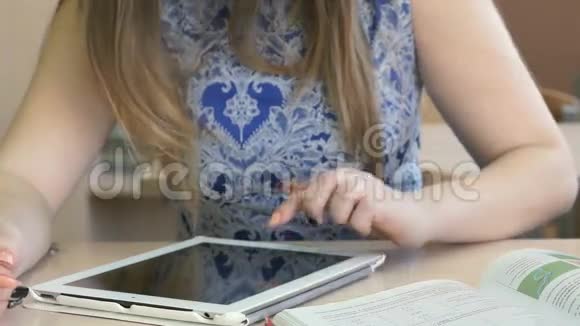 女生用电脑平板电脑观看图片视频的预览图