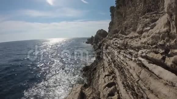 波打在岩石高地的视频视频的预览图