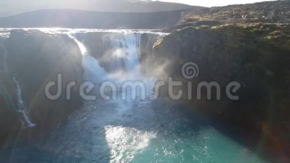 山脉中的瀑布在缓慢运动中视频的预览图
