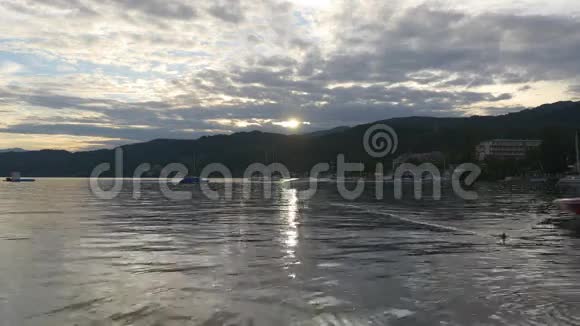 日落湖的神奇宁静视频的预览图
